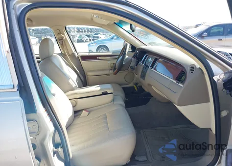 2004 Lincoln Town Car Signature из США, поврежденный, VIN 1LNHM81W54Y627482